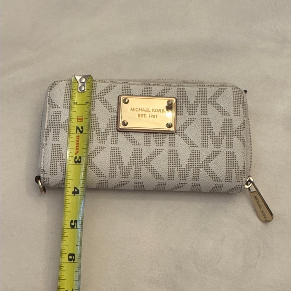 Amazing condition! Michael Kors Logo Wallet/Wristlet - Picture 12 of 13